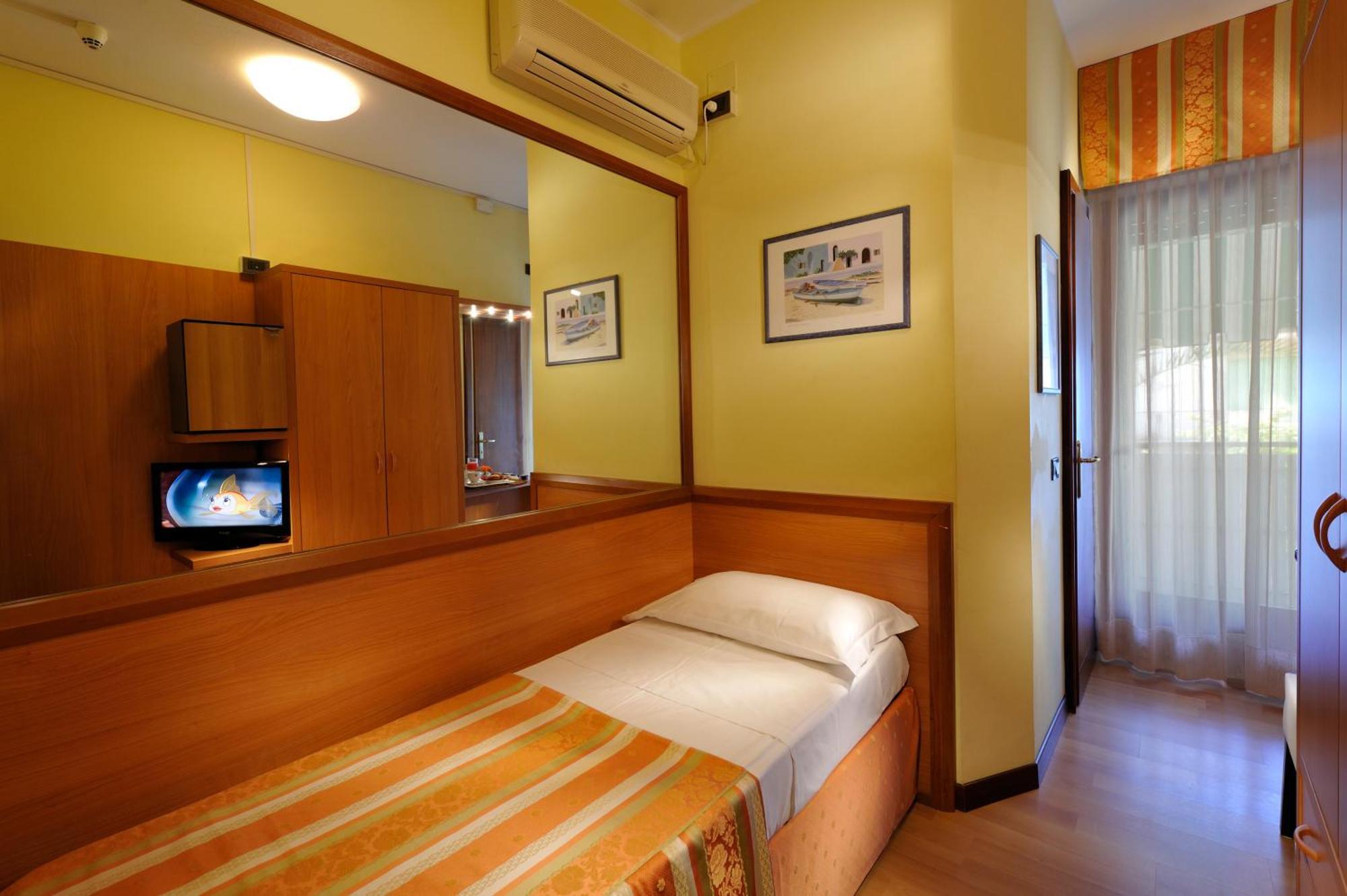 Hotel Al Prater Lignano Sabbiadoro Bagian luar foto